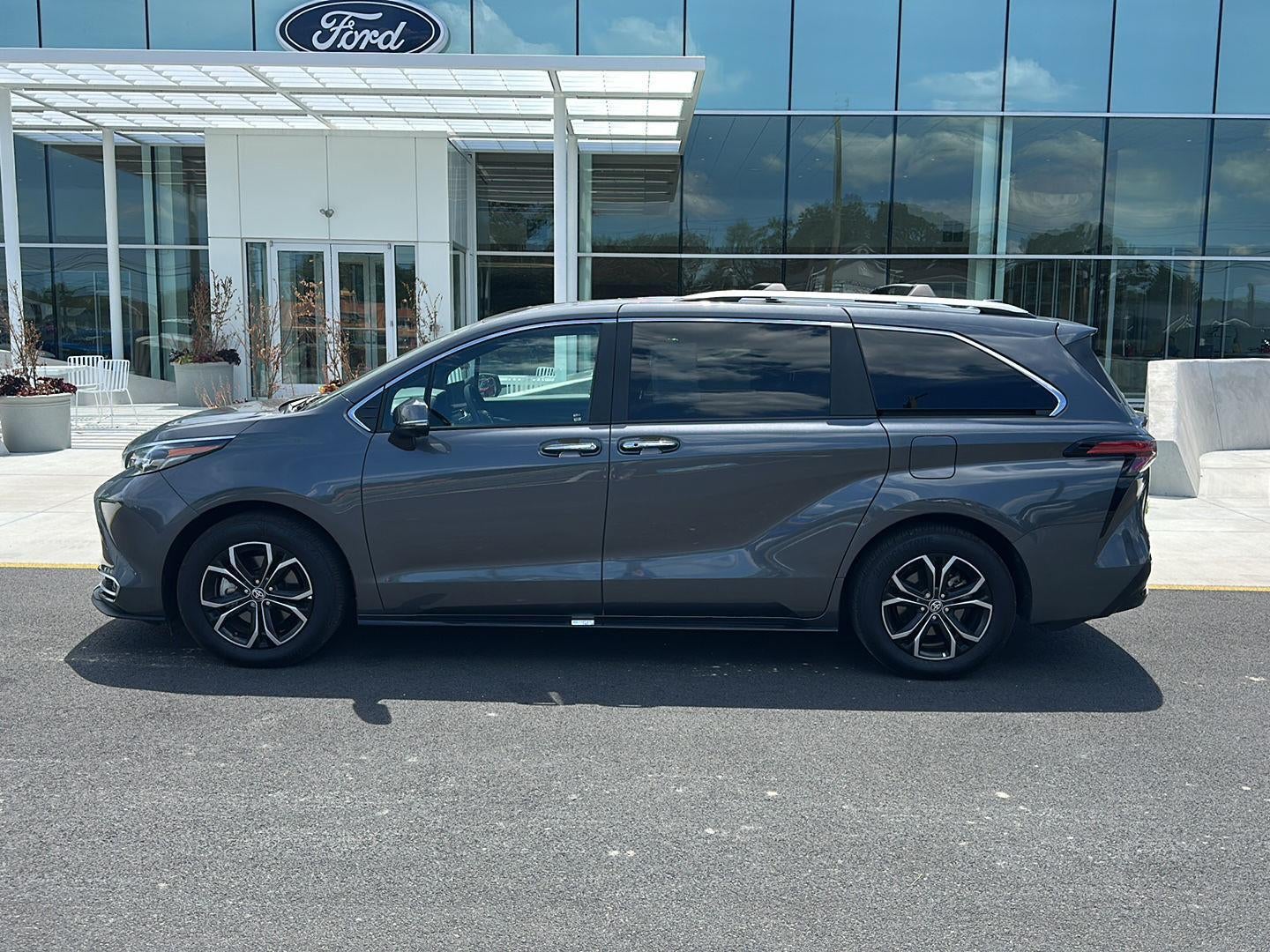 2025 Toyota SIENNA Platinum