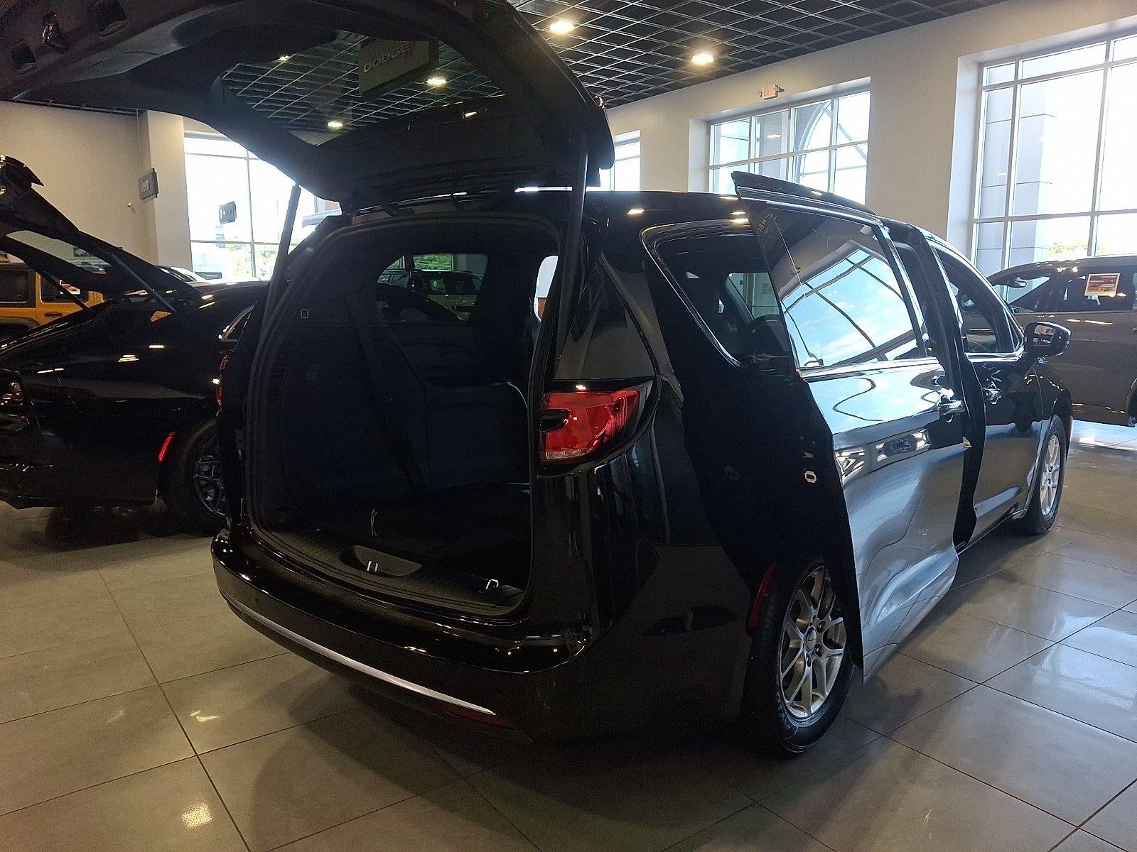 2027 Chrysler Pacifica Select